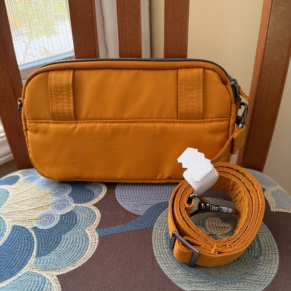 Lug quilted convertible crossbody bag Coupe XL in Amber Yellow - Picture 2 of 4